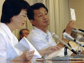 (1)Former abductees discuss letters from children