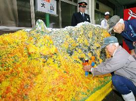 Miniature Mt. Daisen painted with autumn colors