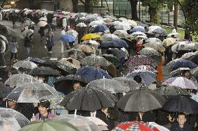 6,600 people line up for Sakai's trial