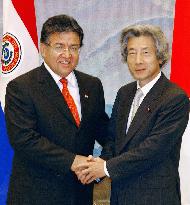 Paraguayan President Nicanor Duarte talks with Koizumi