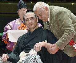 Kotooshu weeps as father talks at retirement ceremony