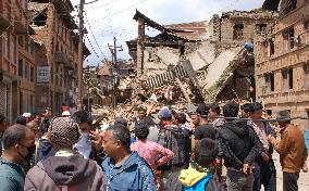 Nepal quake death toll rises to over 3,700 as relief aid pours in