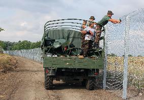 Hungary builds fence at border against influx of migrants