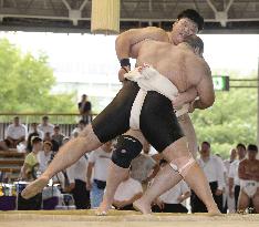 Japanese man wins open division of world sumo tourney
