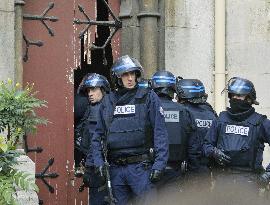 2 dead, 7 arrested in police raid targeting Paris attacks mastermind