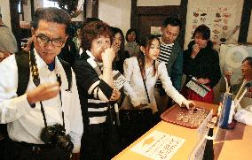 Foreign tourists flocking to Nada breweries to buy sake