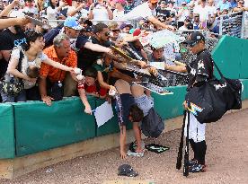 Ichiro goes 0-for-2 in spring training game against Yankees