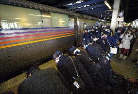 Popular sleeper train Cassiopeia makes last run to Sapporo