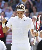 Tennis: Federer fights back to reach Wimbledon semis