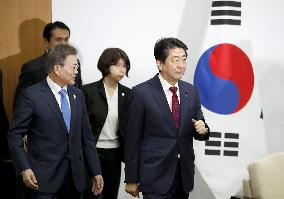Abe, Moon talk in Pyeongchang