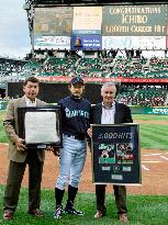 Ichiro congratulated for his 3,000th career hit