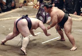 Chiyotaikai wins over Dejima at summer sumo