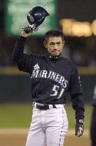 (1)Ichiro breaks MLB record for hits in a season