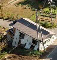 (2)Powerful quakes hit northern Japan along the Sea of Japan