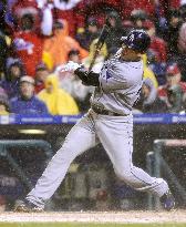 Game 5 of World Series suspended by rain, tied 2-2