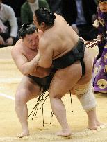 Hakuho steady in Kyushu tourney