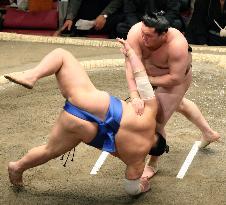Hakuho upends Tochinonada with arm throw at New Year sumo