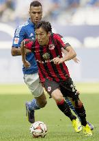 Frankfurt's Hasebe advances with ball in Schalke game
