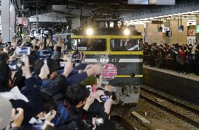 Luxurious sleeper train makes last run