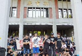 Taiwan textbook protesters demand resignation of education minister