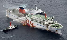 Fire fighting on ferry continues