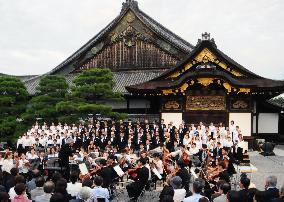 Maestro Ozawa conducts Beethoven's 9th at Nijo Castle