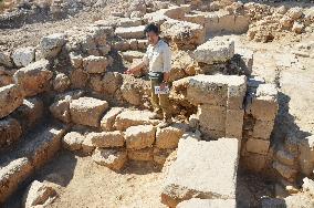 Keio Univ. Prof. explains Beitin ruins