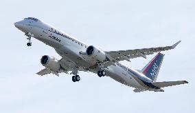 Mitsubishi Regional Jet makes maiden flight