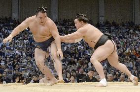 Sumo: Hakuho stumbles again to hand lead to Harumafuji