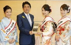 Abe meets with Tokyo Kimono Queens