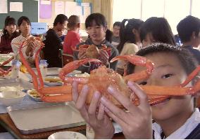 Elementary school children enjoy eating queen crabs