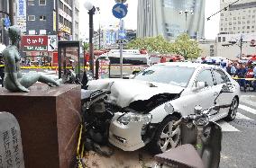 Car rams into pedestrians in Kobe, seriously injures 2