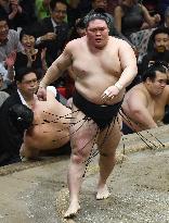 Goeido 1 win away from 1st title after beating Harumafuji