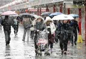 1st Nov. snowfall in 54 years as cold air grips Tokyo