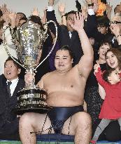 Yokozuna Kakuryu finishes Kyushu championship with 14th victory