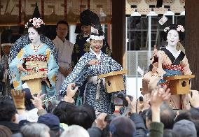 Maiko apprentice geisha scatter beans for good health