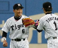 Tigers' Kanemoto marks record of 903 consecutive games