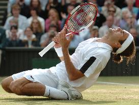 (1)Federer wins Wimbledon final