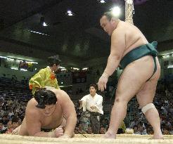 Hokutoriki suffers fourth loss at Nagoya sumo tourney