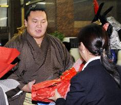 Sumo grand champion Hakuho arrives in Uran Bator