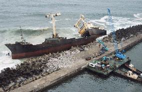Ibaraki Pref. begins dismantling stranded N. Korean freighter