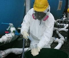 Gov't official drinks Fukushima plant water