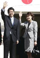 Abe heads for fence-mending summits in China, S. Korea