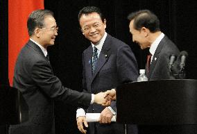 Japan, China, S. Korea vow to cooperate to fight credit crisis