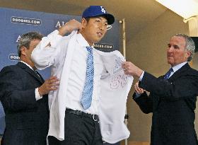 L.A. Dodgers introduce Japanese right-hander Kuroda