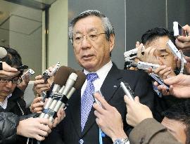 Former JAL presidents agree to return retirement benefits