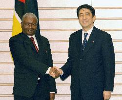 Mozambican president meets with Abe