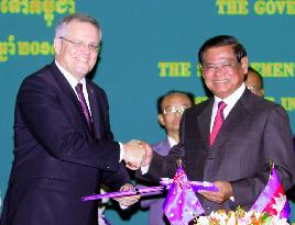 Cambodia signs refugee deal with Australia