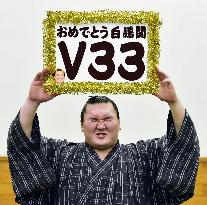 Hakuho holds congratulatory board for career title record