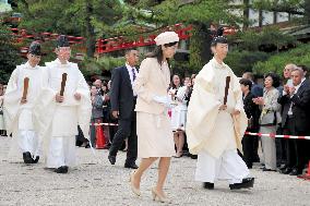 Japanese Princess Kako visits tomb of 12th-century emperor